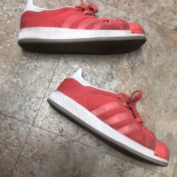 Girl’s Tweens Jrs sz 4 Coral Color Adidas shoes euc - Picture 2 of 11